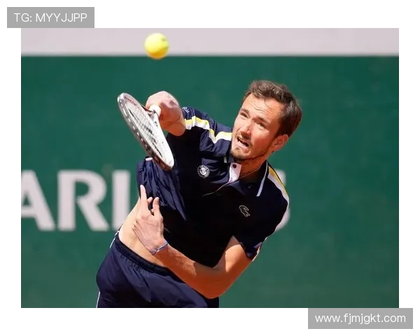 梅德韦杰夫强势晋级上海大师赛八强展现网球硬实力掀起赛场热潮 梅德韦杰夫强势晋级上海大师赛八强展现网球硬实力掀起赛场热潮