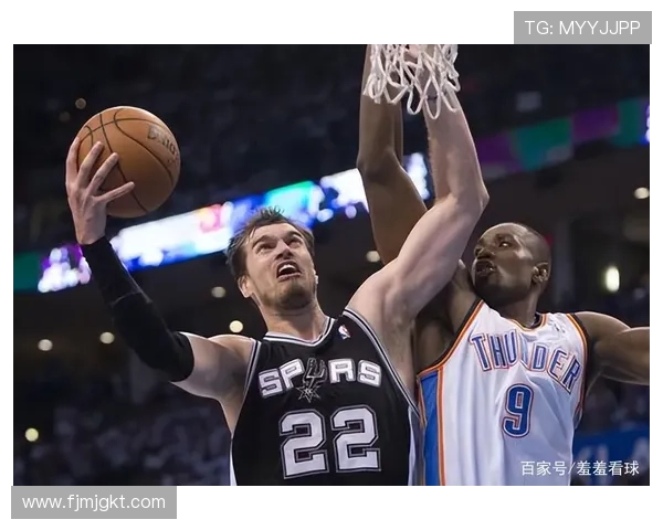 小杨激情泼水庆祝斯普利特首场胜利并获得比赛用球